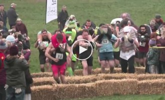 Финская пара выиграла бочку эля на соревнованиях по переносу жен в Великобритании  переносу жен