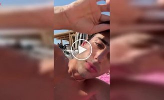 Пеликан устроился на отдыхающем мужчине прямо во время загара