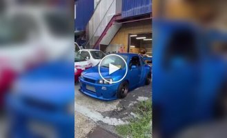 В Японии крошечные кей-кары теперь превращают в миниатюрные Nissan Skyline