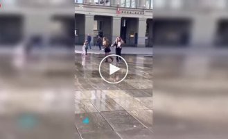 Бернский фонтан шутит с прохожими: струя воды попала прямо под юбку