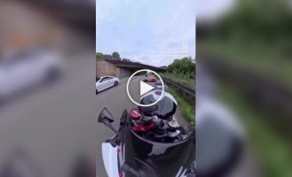 Опасный трюк на мотоцикле: Потеря контроля и падение