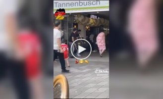 Street musicians in Turkey made a passerby dance