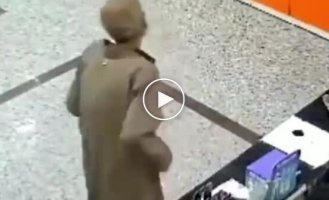 Пожилой мужчина удивил персонал аптеки неожиданным акробатическим трюком