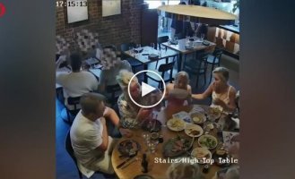 В Сиднее посетитель ресторана посыпал собственные волосы на еду, чтобы не платить счет