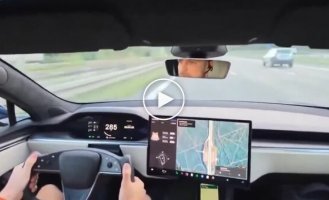 Tesla tire bursts at 285 km/h in Germany; passengers miraculously survive