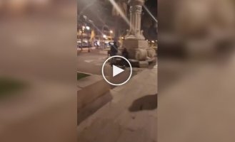 Отчаянная девушка решила прогуляться по ночной Барселоне