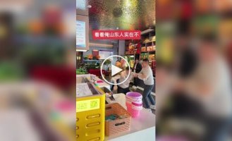 When the strongest pays: a restaurant duel in China