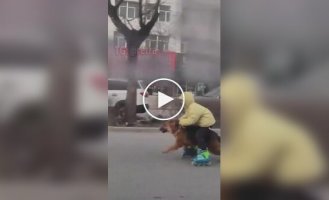 Хлопчик поєднує прогулянку з собакою з катанням на роликах