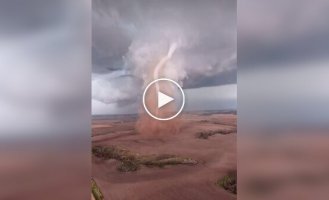 Дрон в центре торнадо