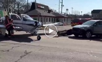 В США самолет задел машины во время экстренной посадки на дорогу