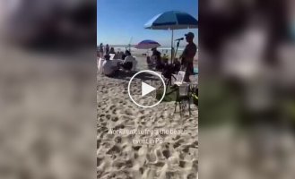 В США удаленщики устроили офис прямо на пляже