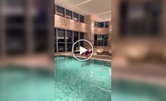 Спортсмен проплыл бассейн, не нарушая водной глади