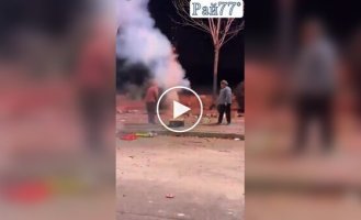 Китаянки не поделили коробку с фейерверками