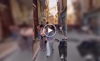 В Испании туристов освистали за езду на велосипедах в запрещенной зоне