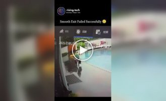 Эпический фейл: работник отеля упал с чемоданами в бассейн