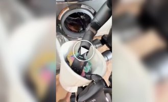 Робот самостоятельно загружает белье в стиральную машину