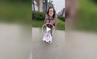 An elderly Russian woman hit a migrant from Central Asia with a stick