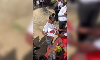 Лучшая работа: креатив с отпечатками на футболках