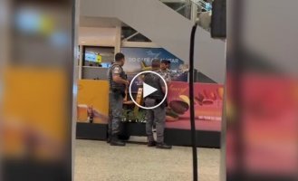 Мужчина с мечом в аэропорту был остановлен полицией с применением электрошокера