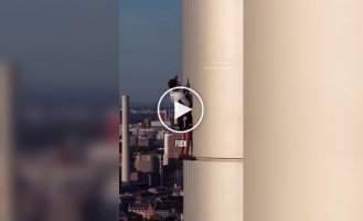 Climbing a Frankfurt skyscraper without safety gear
