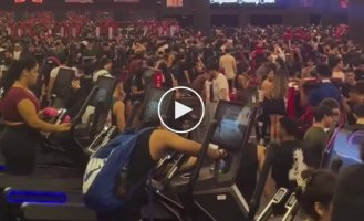 A gym where thousands of people train at the same time was shown in Brazil