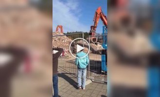 Экскаваторщик вернул детям мяч