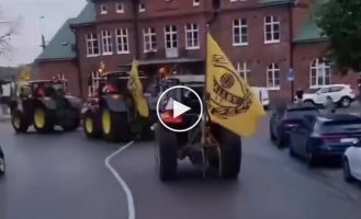 Новоиспеченные чемпионы Швеции по футболу проехались по родной деревне на автобусе. Рядом ехали болельщики на тракторах