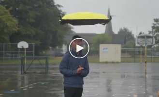Канадець створив літаючий робо-парасольку