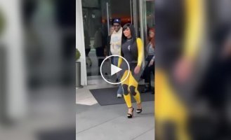 Карди Би проиграла в битве с роботом, для которого решила исполнить сексуальный танец