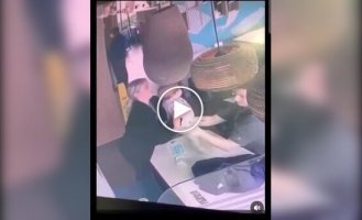 Обычная передача ребенка закончилась неожиданным ЧП с абажуром