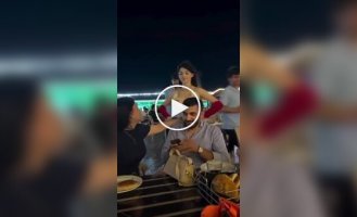 «Не смотри»: женщина закрывала спутнику глаза во время выступления танцовщицы