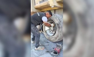 Заменил грузовую шину на обочине