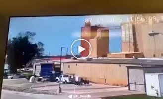 Мощный взрыв на заводе в США