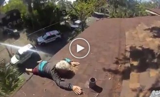 В Тампе полицейские спасли 86-летнего мужчину, повисшего на крыше дома