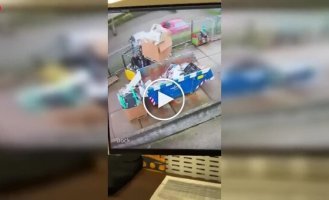 Водитель погрузчика борется с упрямым ящиком