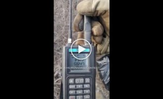 Китаец из российской похоронной команды прячется среди сожженной техники и ругает украинские дроны