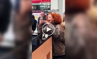 Дуэль на пианино прямо в центре вокзала: Ланг Ланг и уличный музыкант