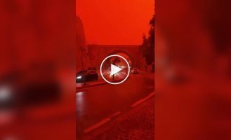 Небо над островом Крит окрасилось в красный цвет