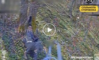 Оператор дрона-камикадзе ликвидировал уставшего оккупанта, который лег отдохнуть на траве под деревом