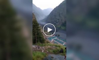 В Непале паводок смыл здания на берегу реки