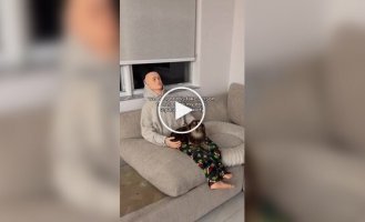 Собака боялась оставаться дома одна. На помощь пришел манекен в одежде хозяина