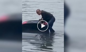 Героический поступок: мужчина спас человека из тонущей машины