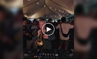 Музыкант в Нью-Йорке совмещает диджей-сеты и игру на трубе