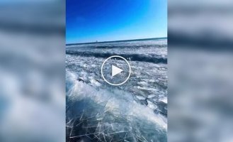 In China, an unusual natural phenomenon – ice waves – was discovered on Hulun Lake.