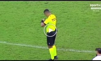 Футбольная команда повела в счете, ни разу не коснувшись мяча