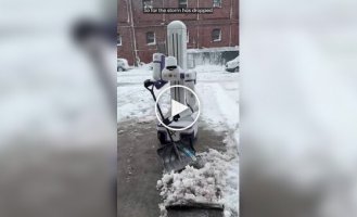 Робот расчищает снег на улице в США