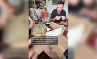 A trend in which children give their mothers "expensive" cobblestones is gaining popularity in the US.