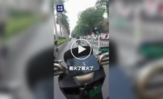 In China, a courier saved a driver by extinguishing a burning electric scooter