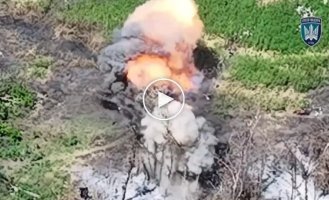 Куски оккупанта летят в воздухе после попадания беспилотника
