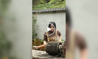 In China, a girl repaired a concrete mixer engine herself